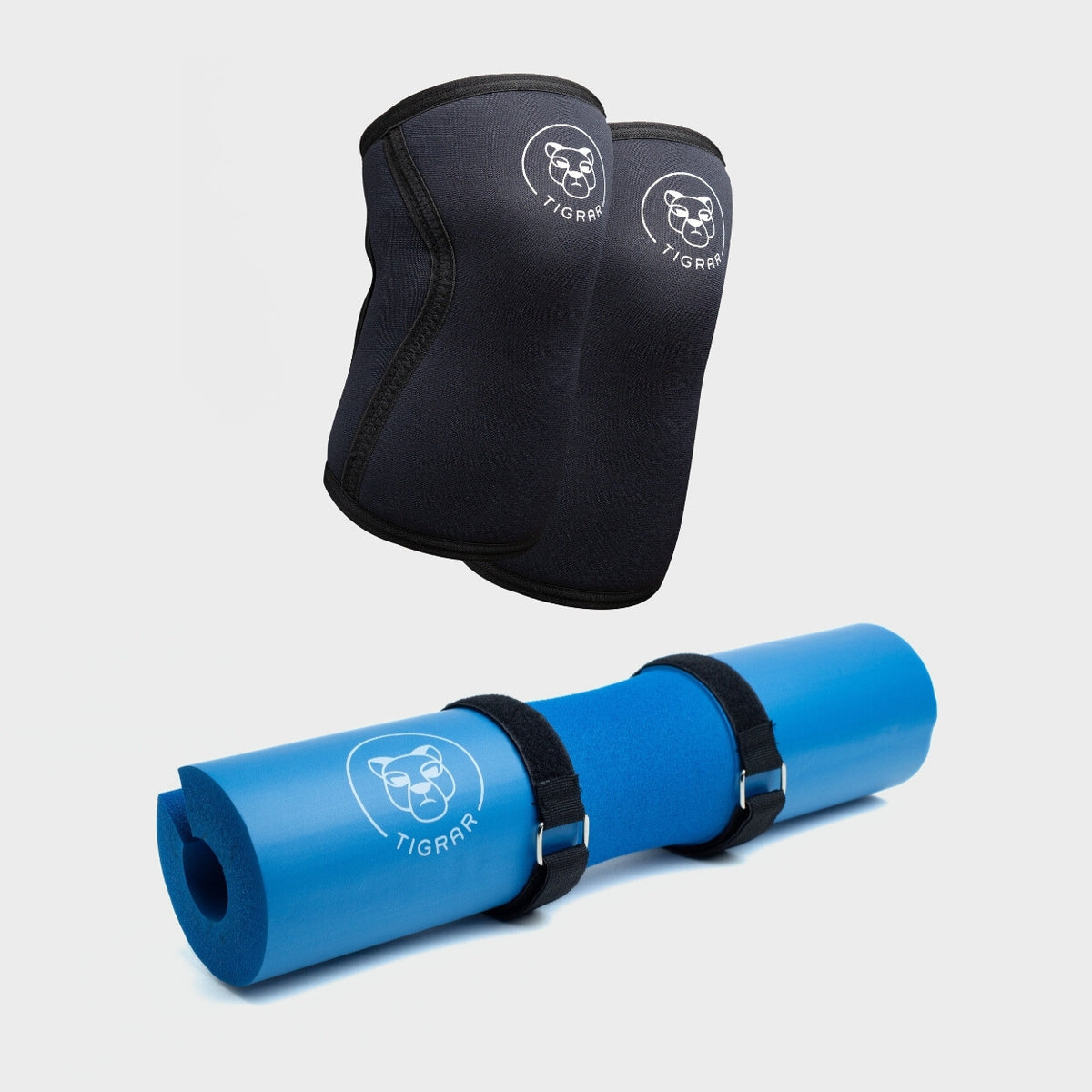 Ervaar de perfecte balans tussen bescherming en prestatie met Tigrar’s set van zwarte knee sleeves en een blauwe foam barbell pad.